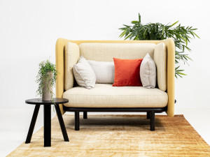 Тканевое кресло с подлокотниками