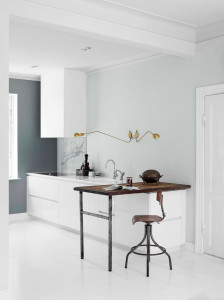 Линейная кухня из массива дерева без ручек