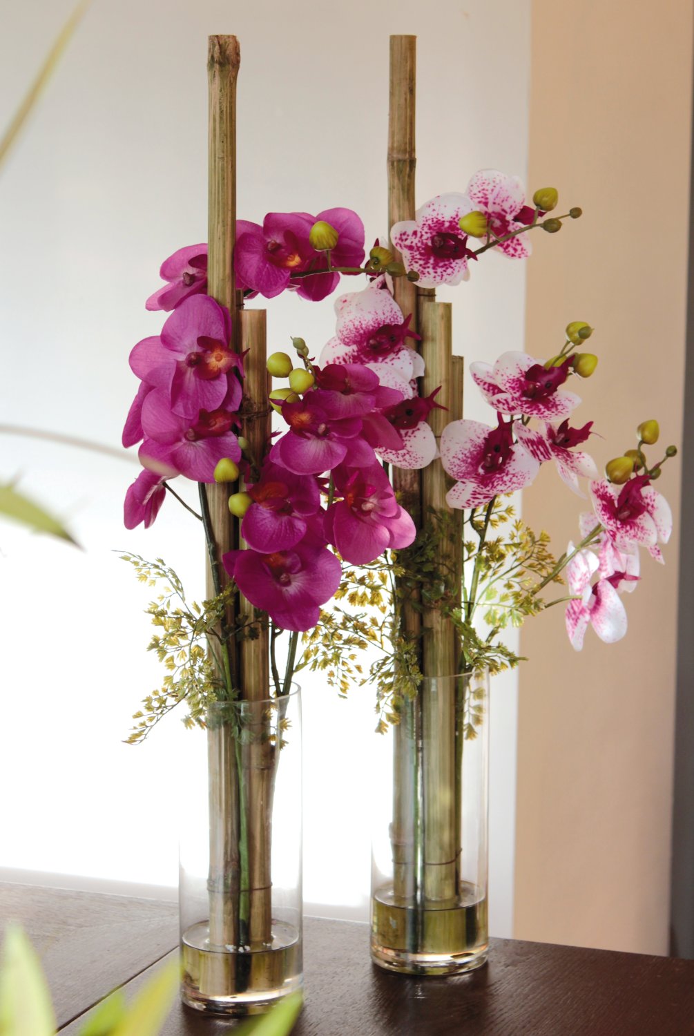 2767 702 a3 Пластиковая орхидея Phalaenopsis & bamboo в стеклянном горшке, 76 см, бело-фиолетовая H-andreas  - Вид №4