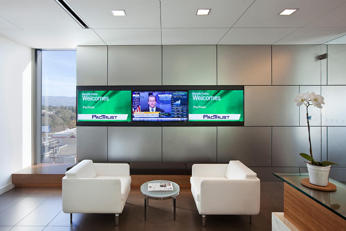 FSRT667 Система облицовки стен Levele глухими панелями; вставки из стекла вивихрома с белой прослойкой и отделкой pearlex +; нержавеющая сталь с льняной отделкой в ​​международном университете флориды - школа бизнеса райдера, медиа-лаборатории, майами, фл Forms-surfaces  - Вид №6