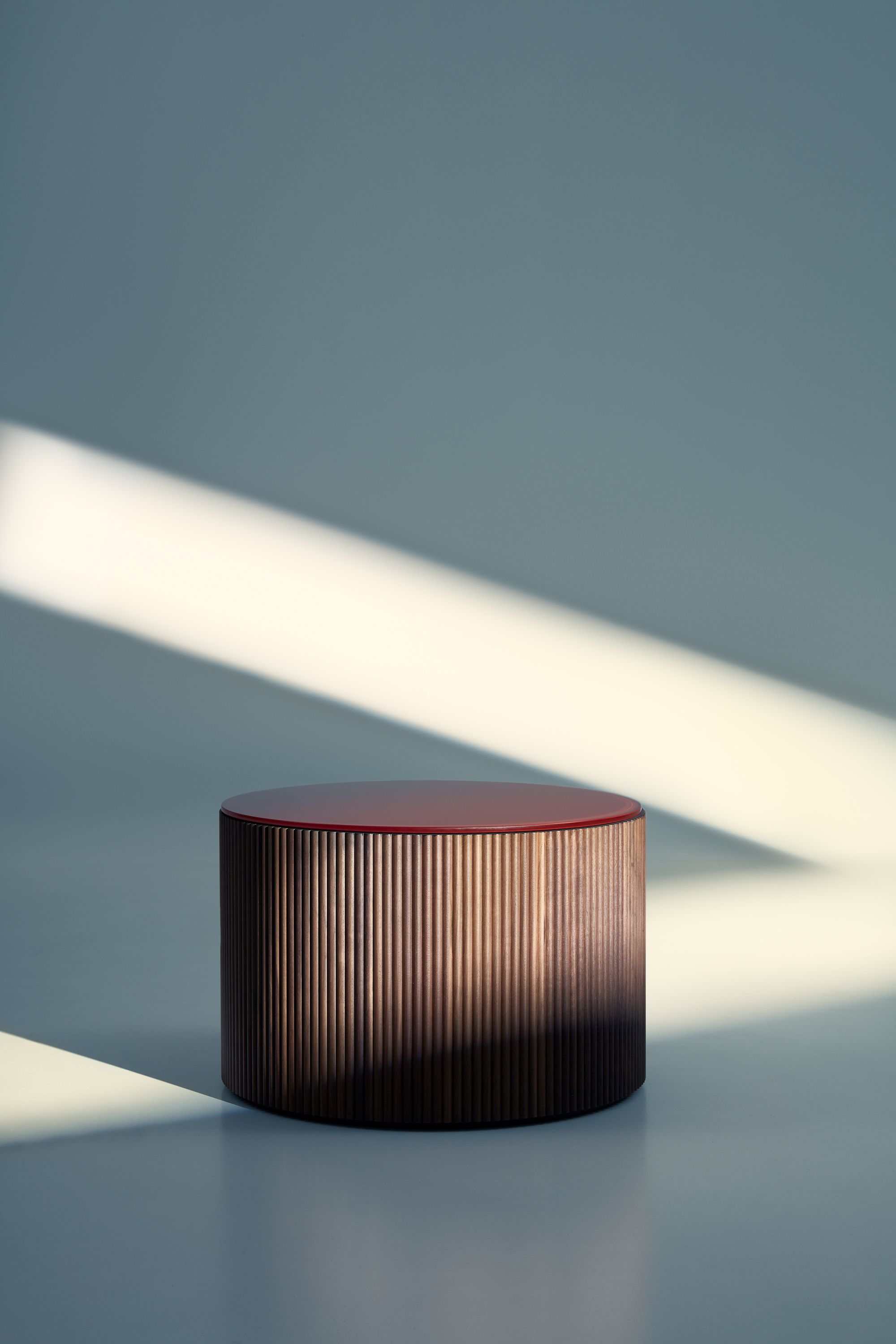 Круглый журнальный столик из ореха Каналетто и окрашенное стекло Lema Drum ARCH-00144139 - Вид №1