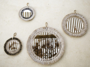 Настенное круглое зеркало с рамкой