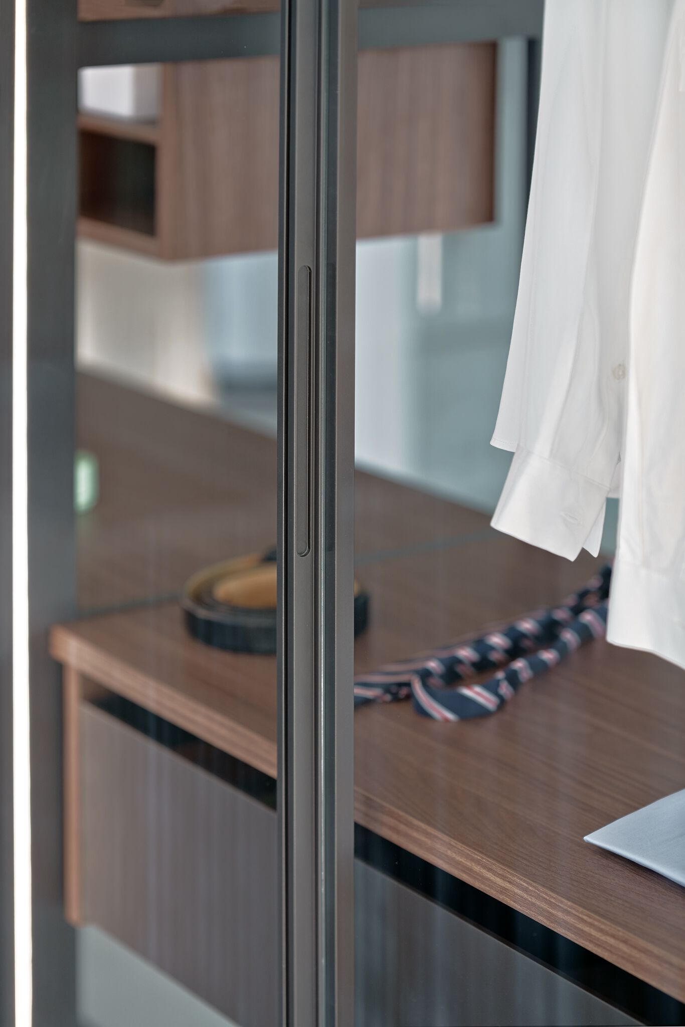 Шкаф из дерева и стекла на заказ Zajc W ARCH-00023499 - Вид №4