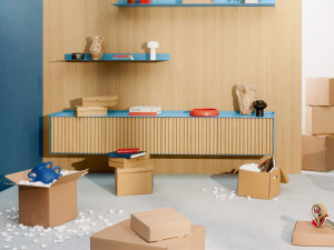 Деревянный подвесной шкаф с ящиками