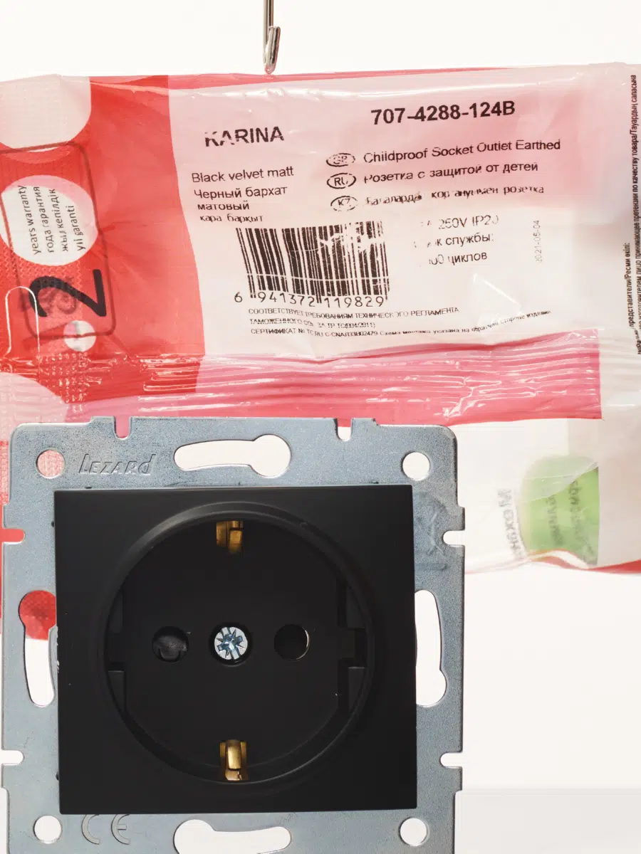 KARINA Розетка с защитой от детей сз черный бархат LEZARD 707-4288-124В - Вид №1