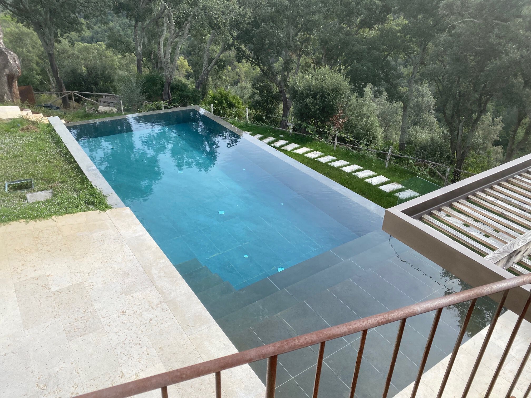 Пейзажный бассейн из натурального базальтового камня INDALO PISCINE Piscina a sfioro ARCH-00019256 - Вид №1