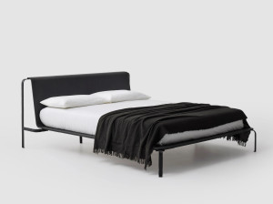 Двуспальная кровать с деревянным изголовьем