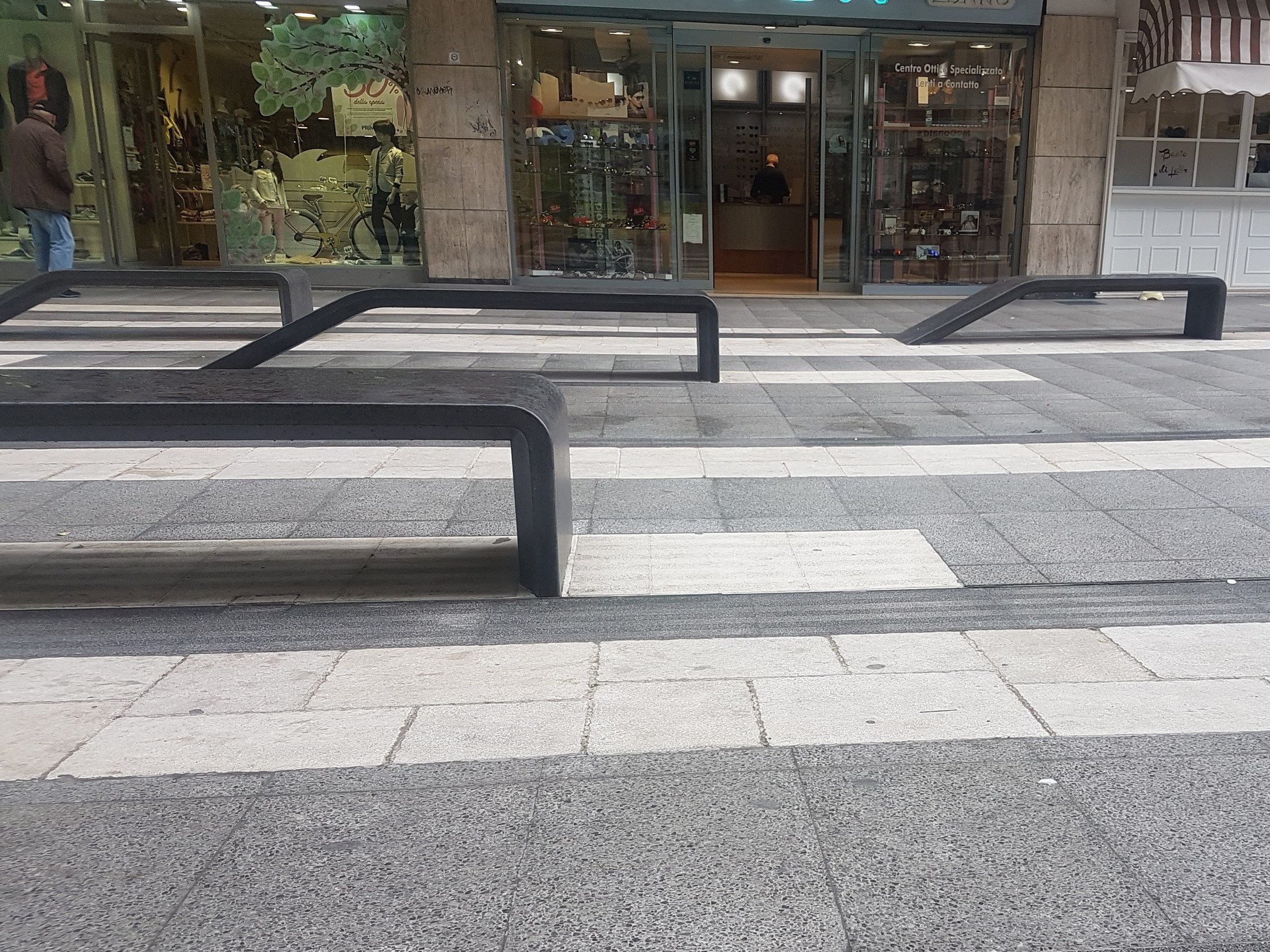 Скамейка без спинки из бетона и черного мрамора Viscio Urban Design Panchina in materiali cementizi ARCH-00015273 - Вид №3