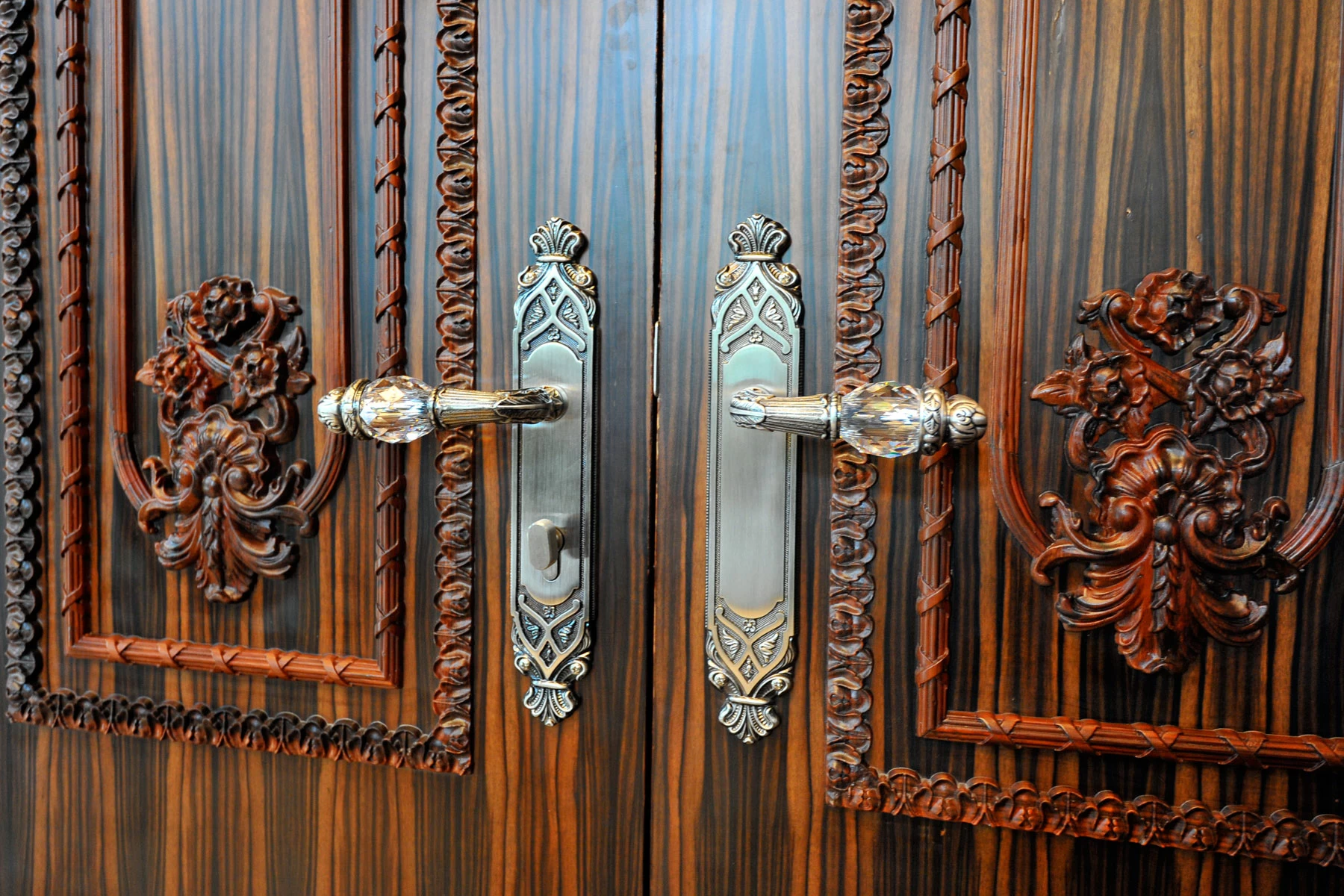 Лучшие дверные ручки. Красивые двери. Ручки для входных деревянных дверей. Деревянная дверь. Элитные входные двери.