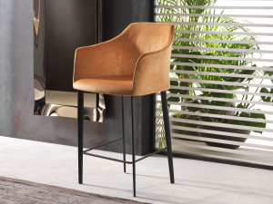 Высокий стул с тканевой подкладкой