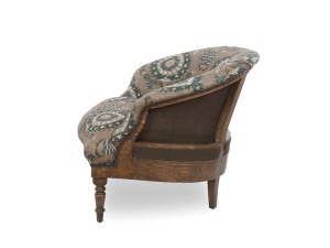 Бархатное кресло с подлокотниками