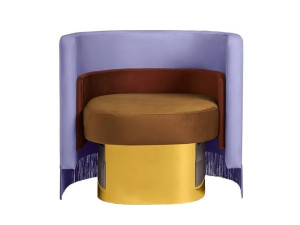 Бархатное кресло с подлокотниками