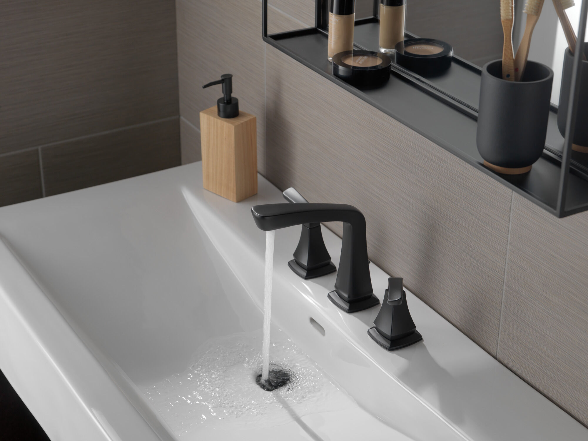 35789LF-BL Смеситель для ванной комнаты с двумя ручками Delta Faucet Vesna Матовый черный  - Вид №2