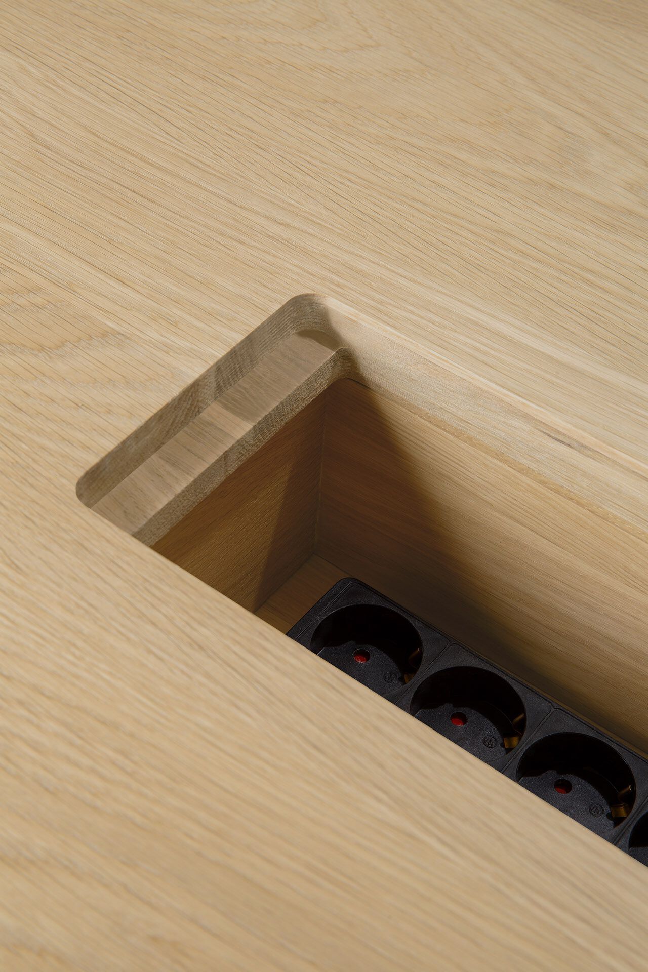 Овальный стол для совещаний из дуба с системой люверсов Ethnicraft Geometric ARCH-00042679 - Вид №4