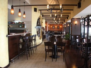 Деревянная напольная вешалка