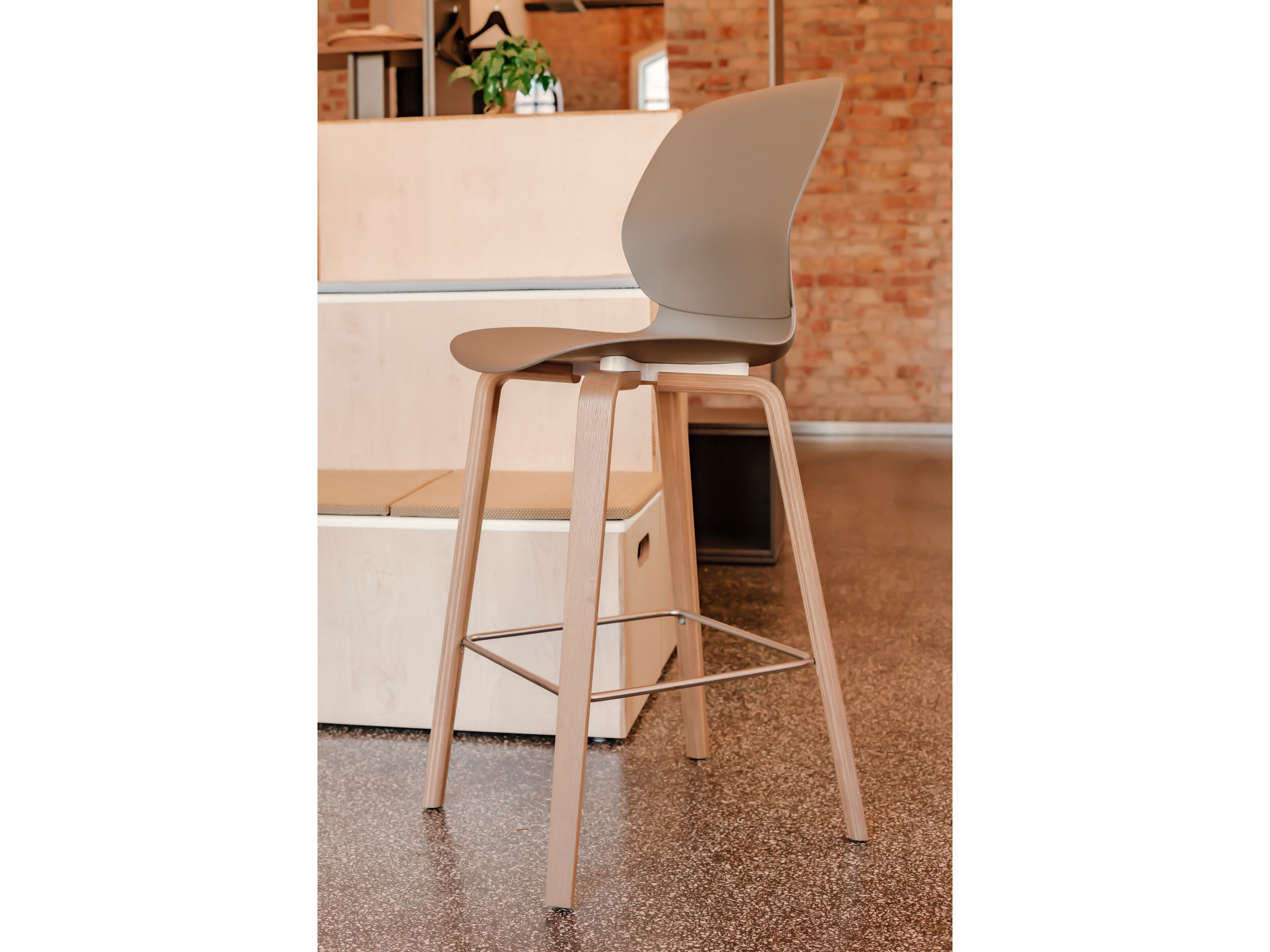 Деревянный офисный стул с подставкой для ног и спинкой Haworth Maari ARCH-00081403