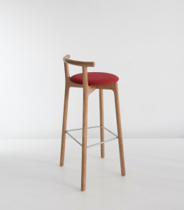 Высокий деревянный стул