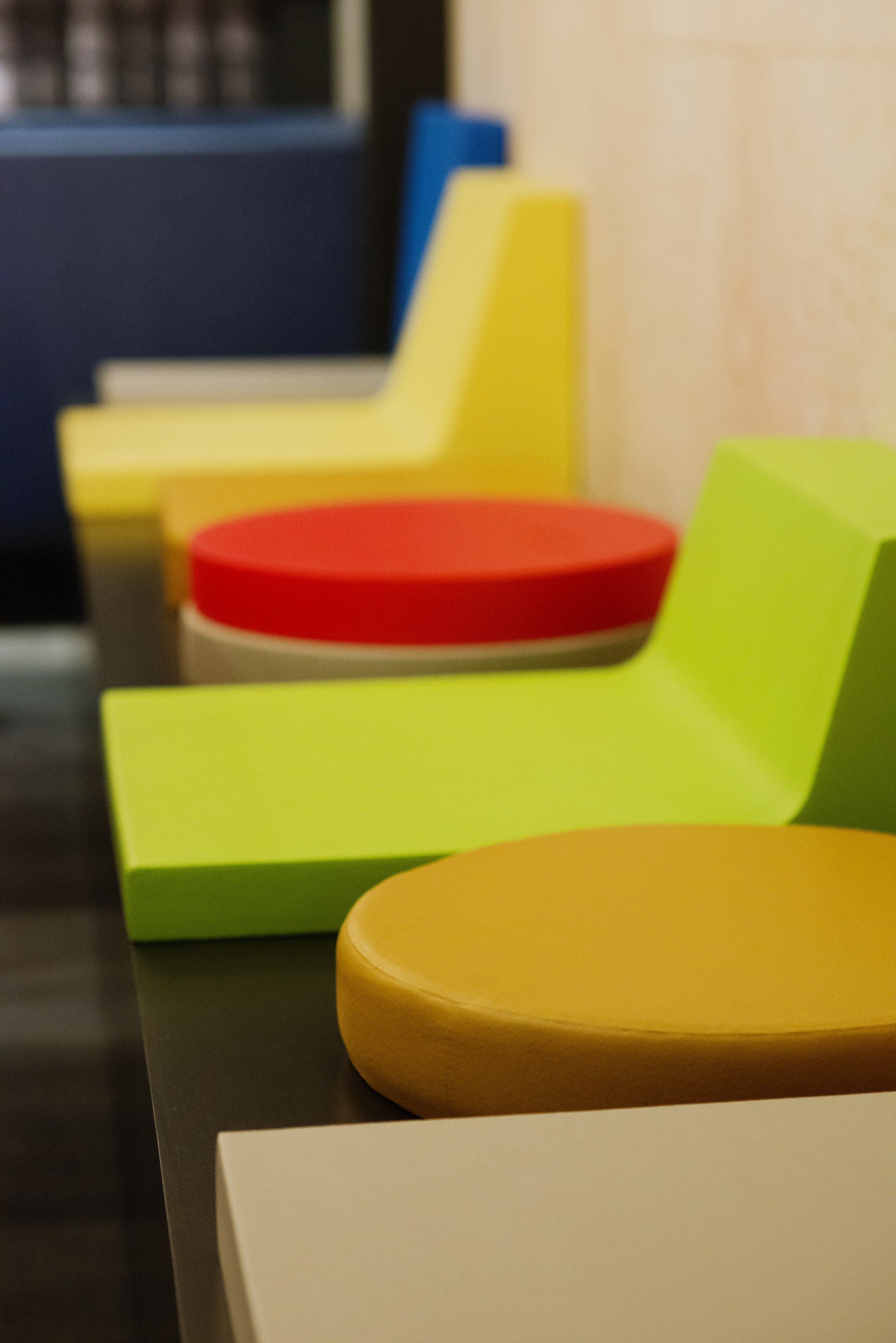 Скамья из пены QM со спинкой Quinze & Milan Podium Seat ARCH-00030037 - Вид №2