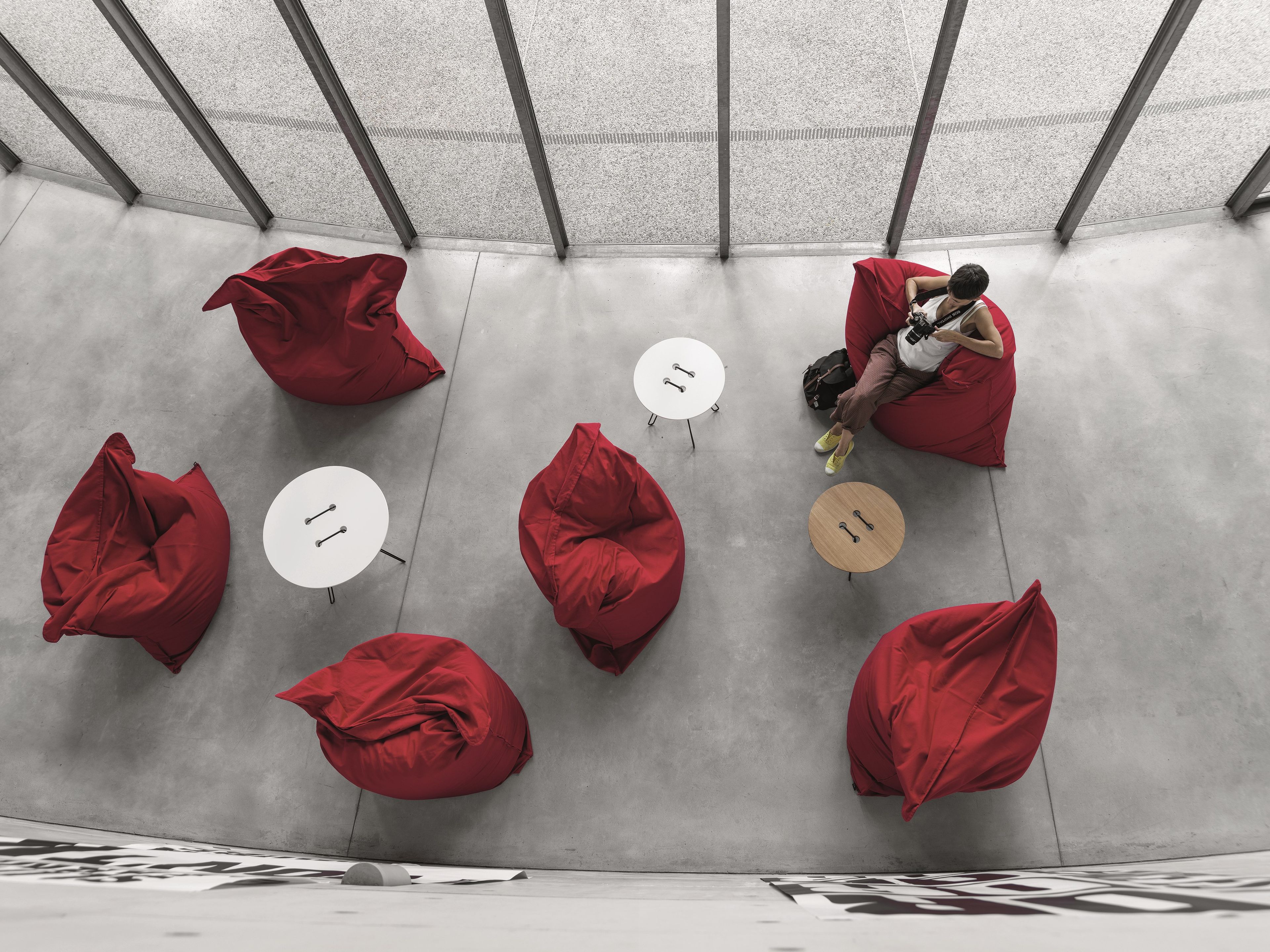 Высокий круглый журнальный столик из дуба Casamania & Horm Twine T ARCH-00086347 - Вид №2