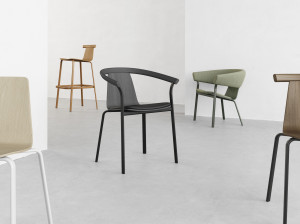 Деревянный стул с подлокотниками