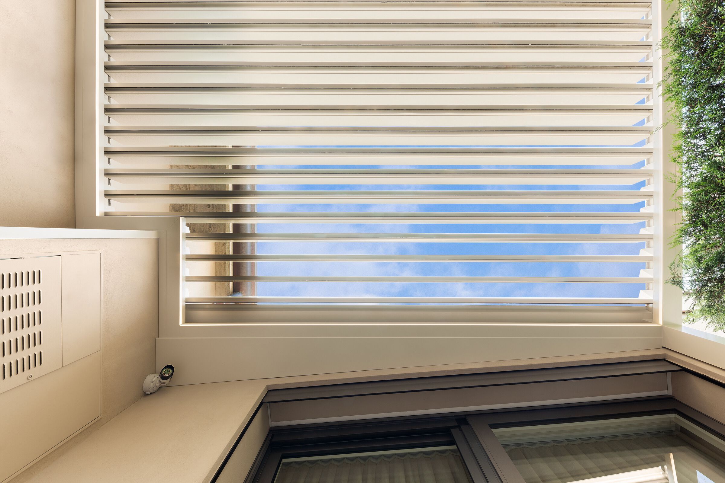 Нестандартная биоклиматическая беседка с поворотными планками YCO WATERPROOF ARCH-00061924