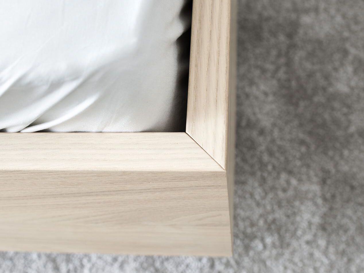 Двуспальная кровать со встроенными тумбочками Sudbrock Möbelhandwerk Miria ARCH-00134588