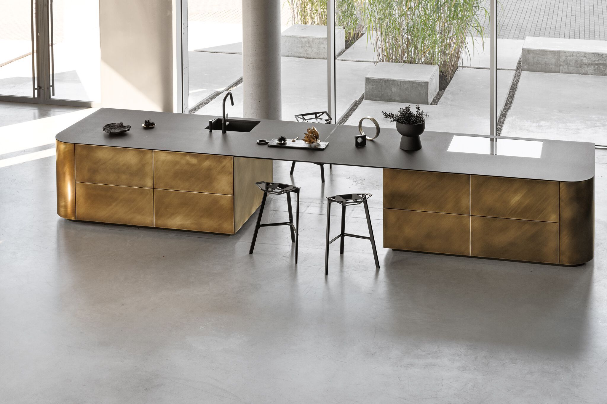 Кухня из матовой латуни без ручек с островом Zajc MET ARCH-00102321 - Вид №6