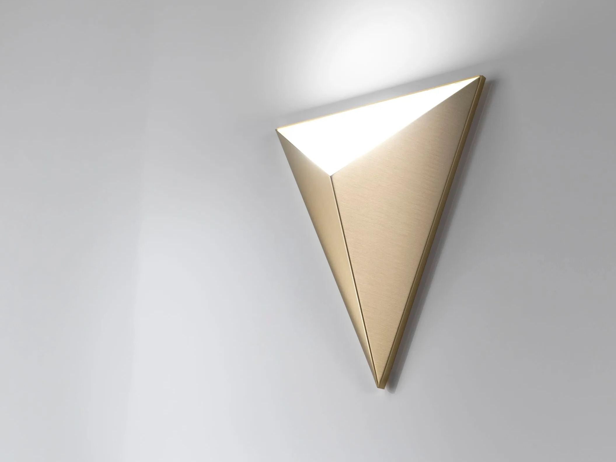 Латунный светодиодный настенный светильник CVL Luminaires Tetra ARCH-00115398 - Вид №1