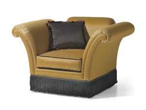 Тканевое кресло с подлокотниками