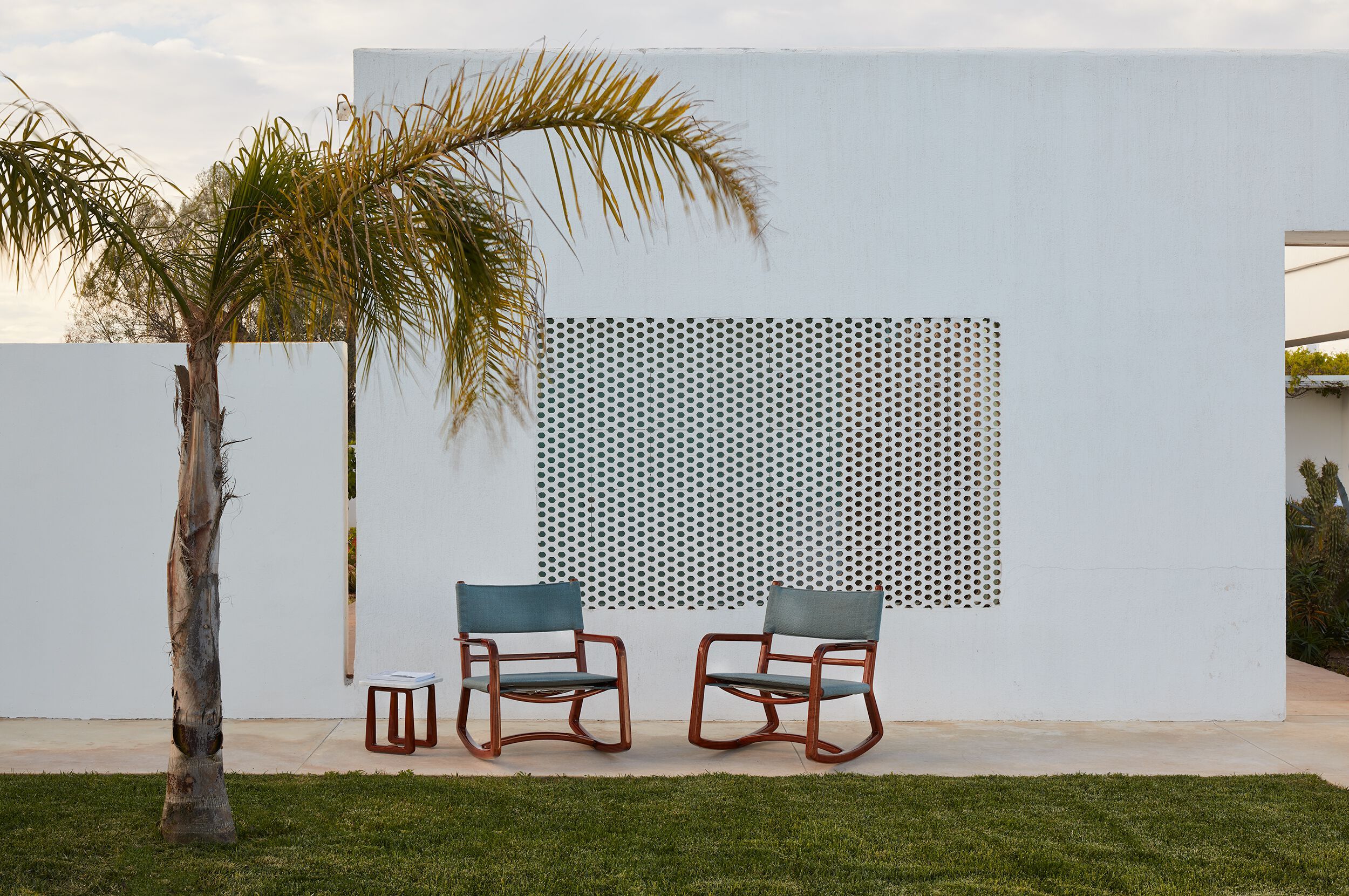 Высокий журнальный столик из красного дерева с мраморным верхом Exteta Loro Piana Interiors, Стулья Delight от Exteta ARCH-00107050 - Вид №8