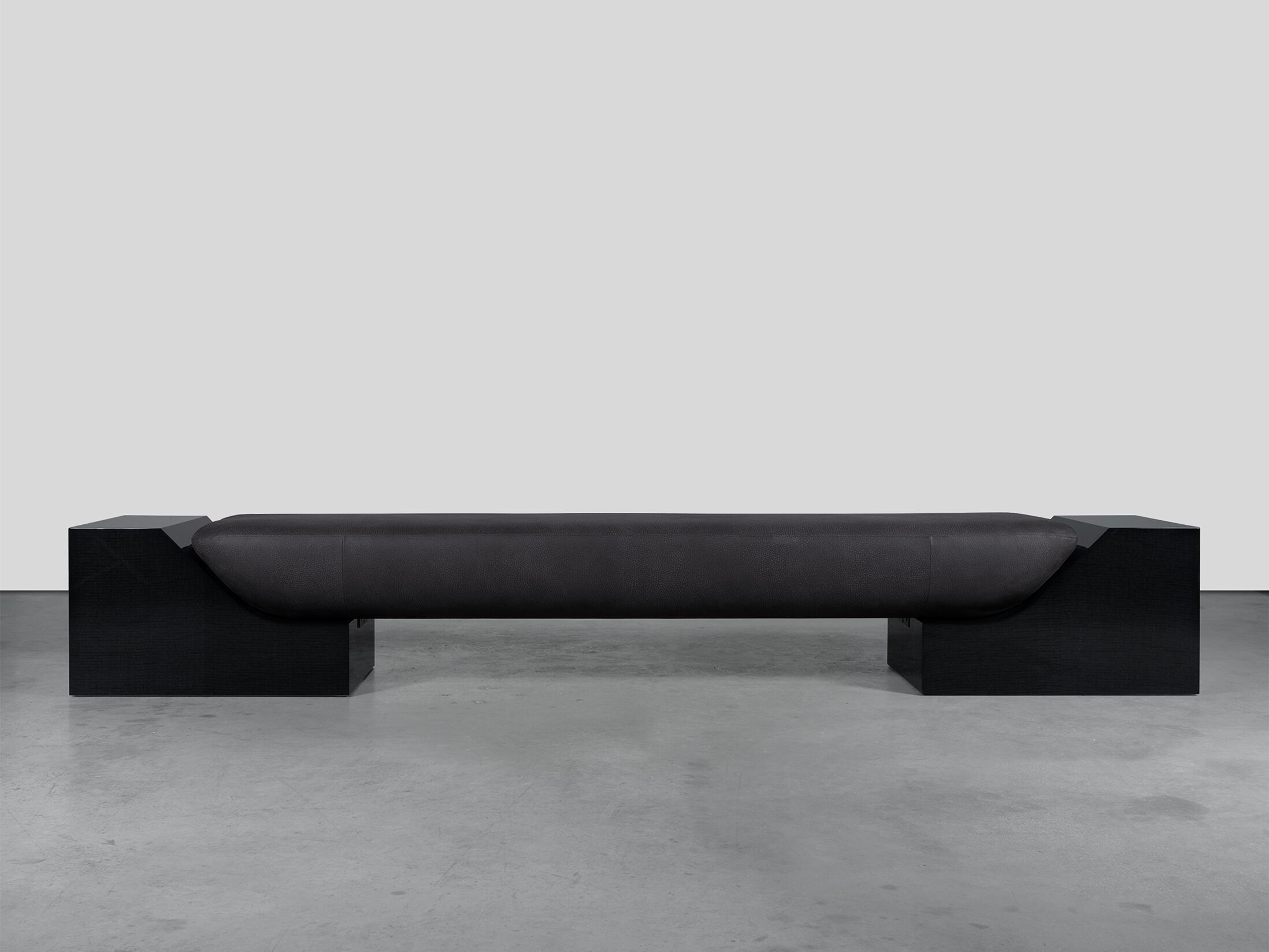 Мягкая скамейка из кожи и дерева Movimento Gallery артефакт ARCH-00116836