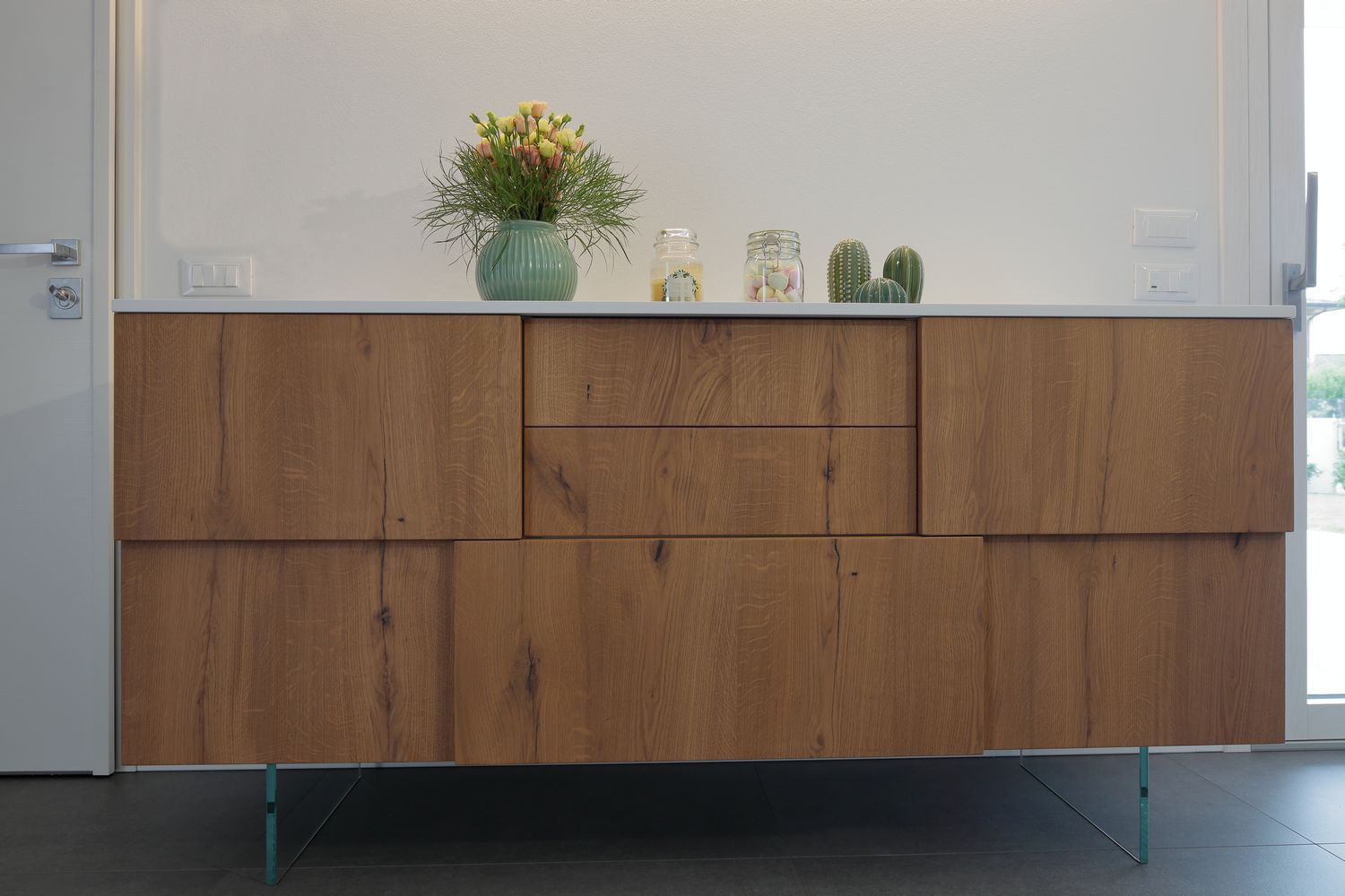 Шкаф из дуба с распашными дверями Deodara LAY ARCH-00066661