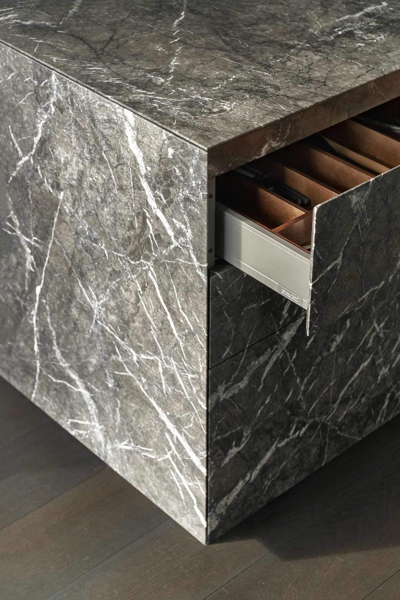 Кухня с островом на заказ из дерева и камня Zajc Monolith ARCH-00020432 - Вид №2