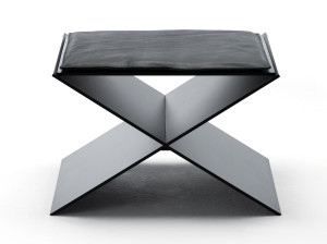 Кожаный низкий стул