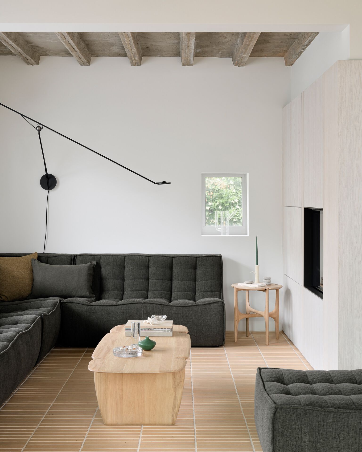 Высокий круглый журнальный столик из дуба Ethnicraft PI ARCH-00076640 - Вид №7