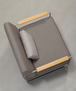 Тканевое кресло с подлокотниками