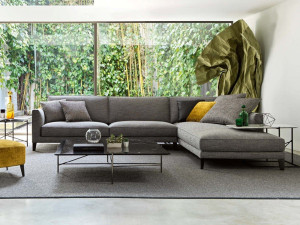 Тканевый диван с полуостровом