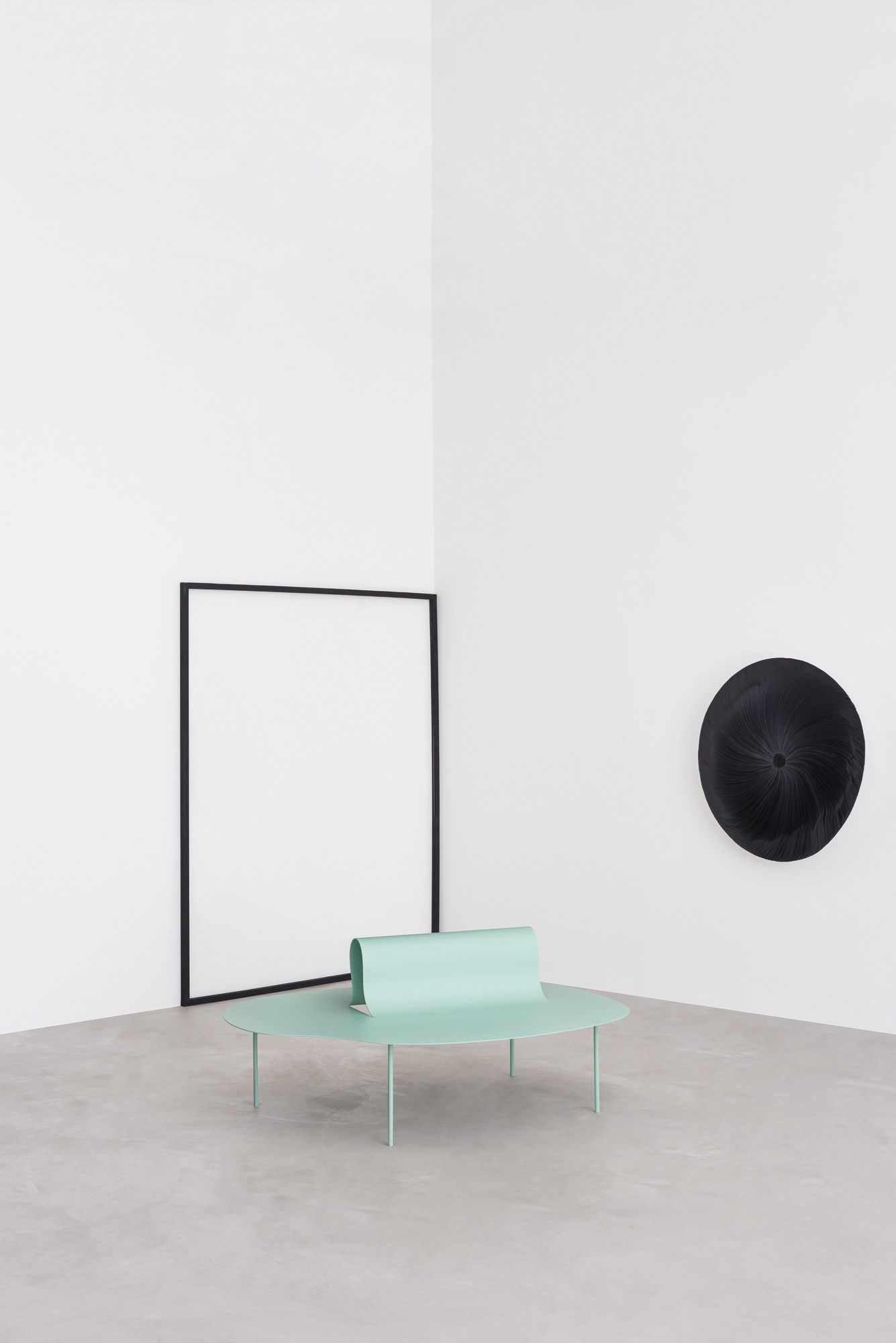 Скамейка из листового металла со спинкой Desalto Мягче стали ARCH-00020601 - Вид №2