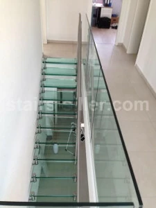 Siller Treppen Самонесущая открытая лестница из железа и стекла Sevilla vetro