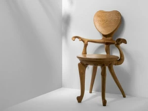 BD Barcelona Design Кресло из массива дерева с подлокотниками Calvet