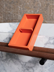 Овальная ванна в центре комнаты из мрамора