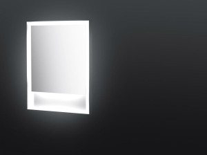 Прямоугольное зеркало в рамке со встроенным освещением