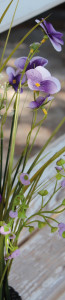 5103 207 a3 Искусственная трава с анютиными глазками в 'почве', 48 см, фиолетово-белая H-andreas