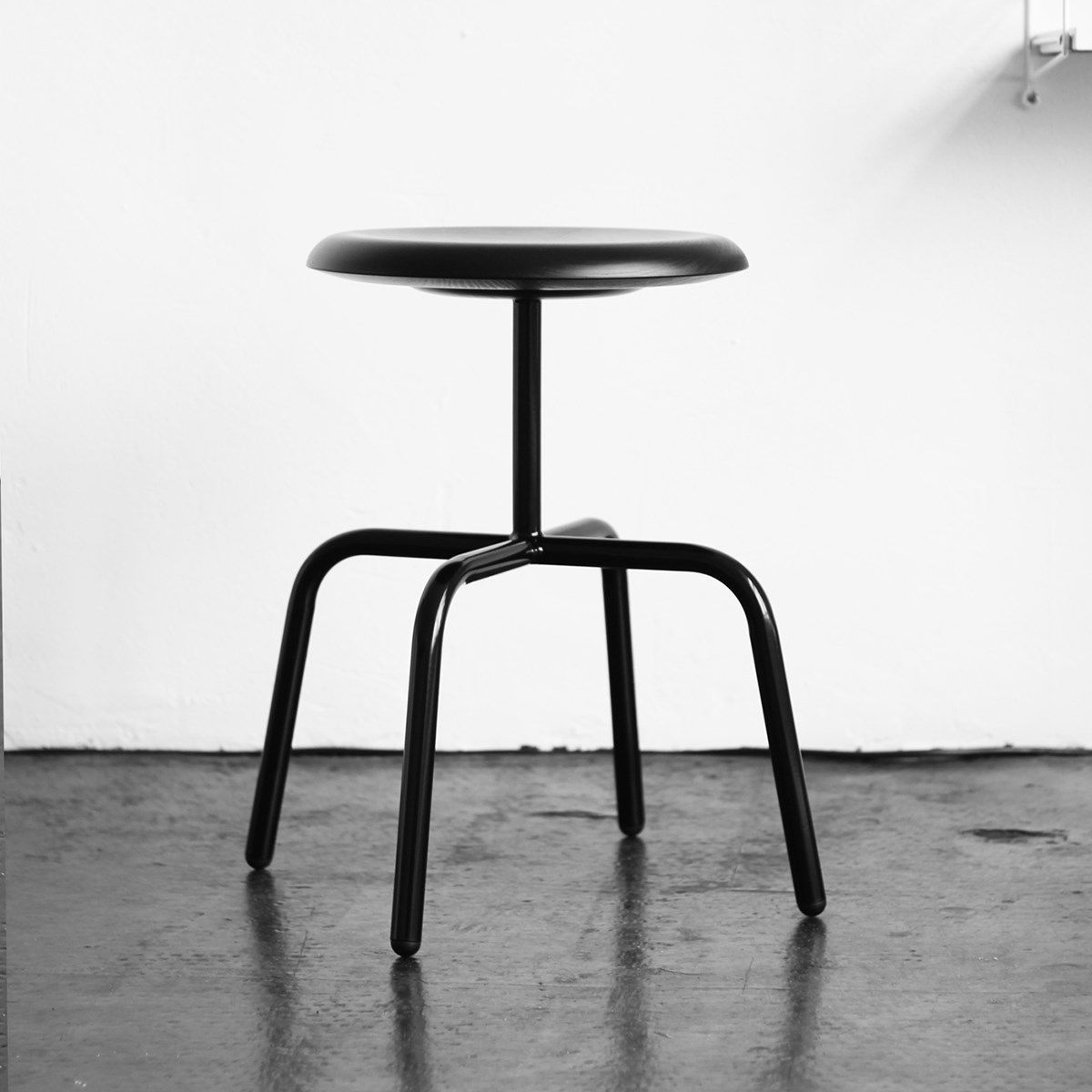 Низкий стул из стали и дерева Atelier Haußmann HERRENBERGER ARCH-00142599 - Вид №3