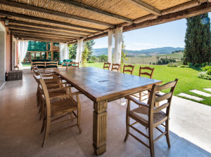 Деревянный прямоугольный садовый стол