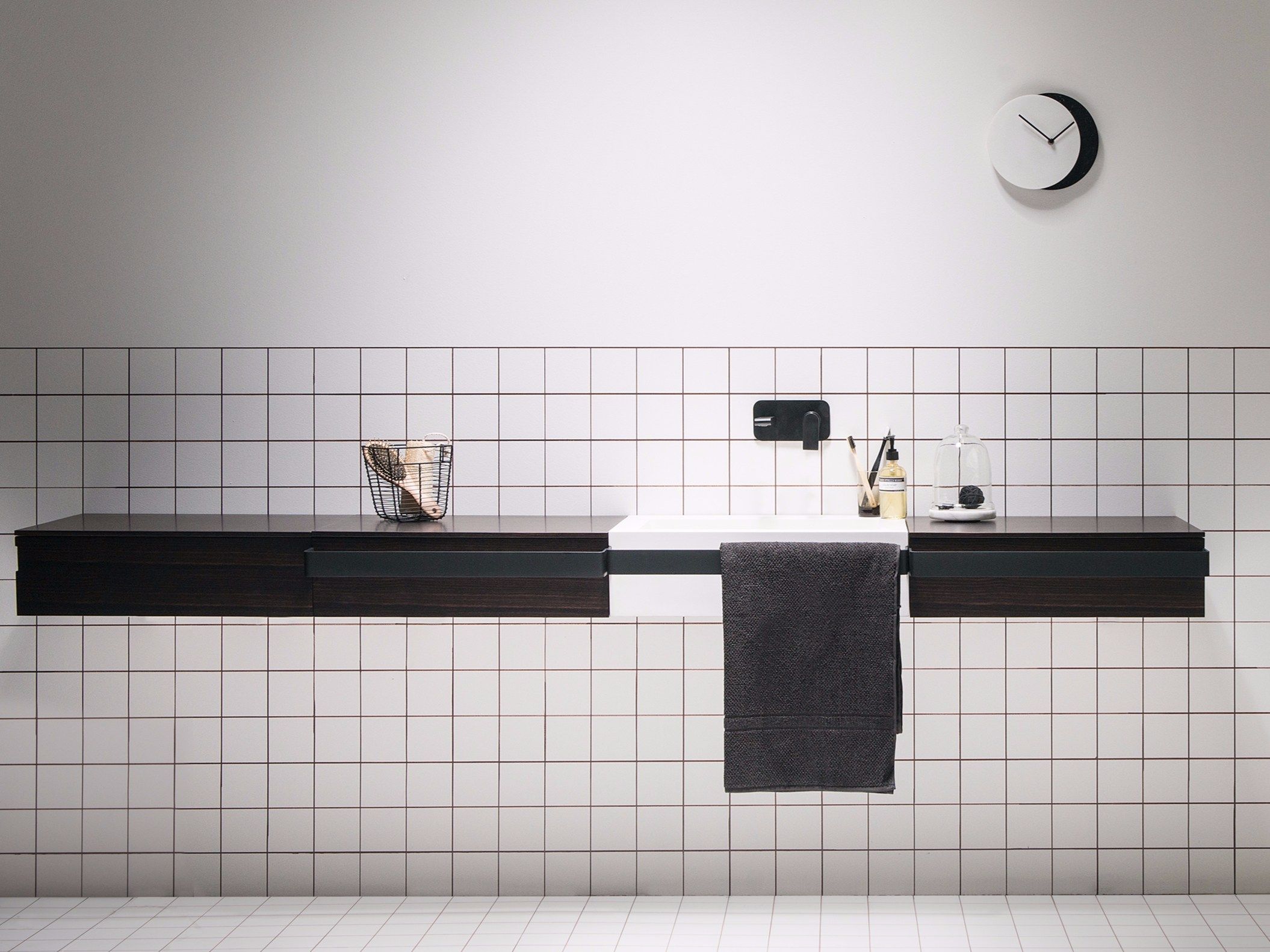 Одноместный умывальник с держателем для полотенец EVER Life Design ссылка ARCH-00044098 - Вид №1