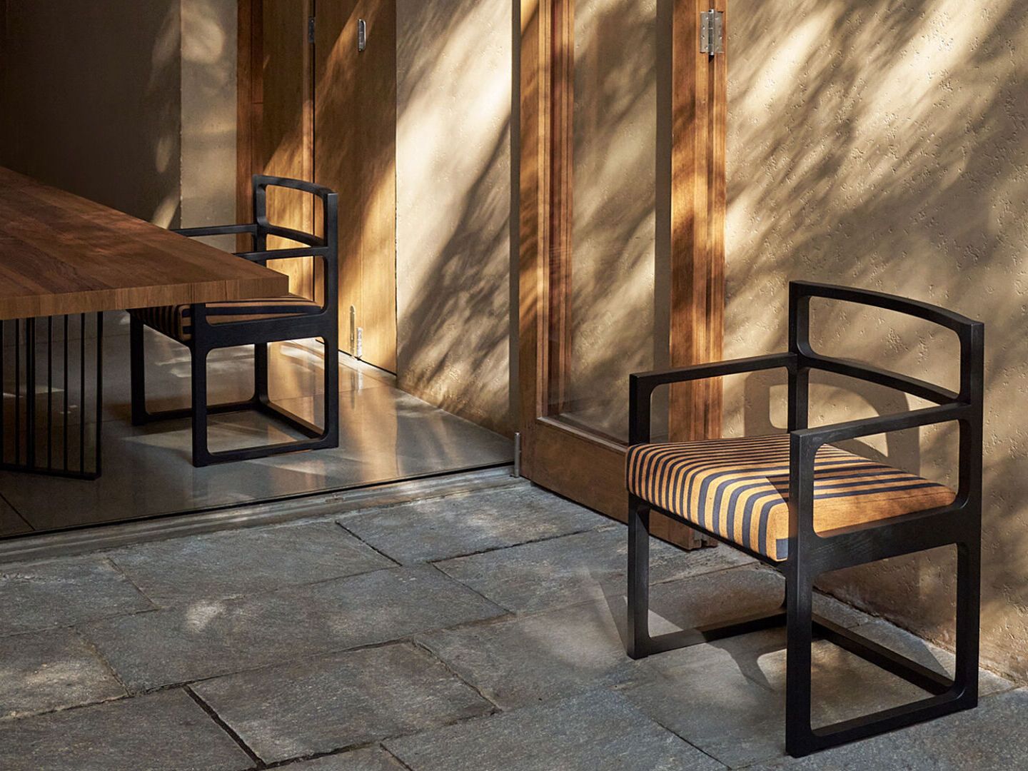 Деревянный стул с мягким сиденьем и подлокотниками Phantom Hands Джеффри Бава ARCH-00119851 - Вид №3