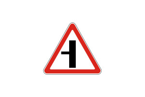 17440362 Дорожный знак Пересечение со второстепенной дорогой 2-го типоразмера, пленка тип Б 2.3.1 ПРОТЭКТ