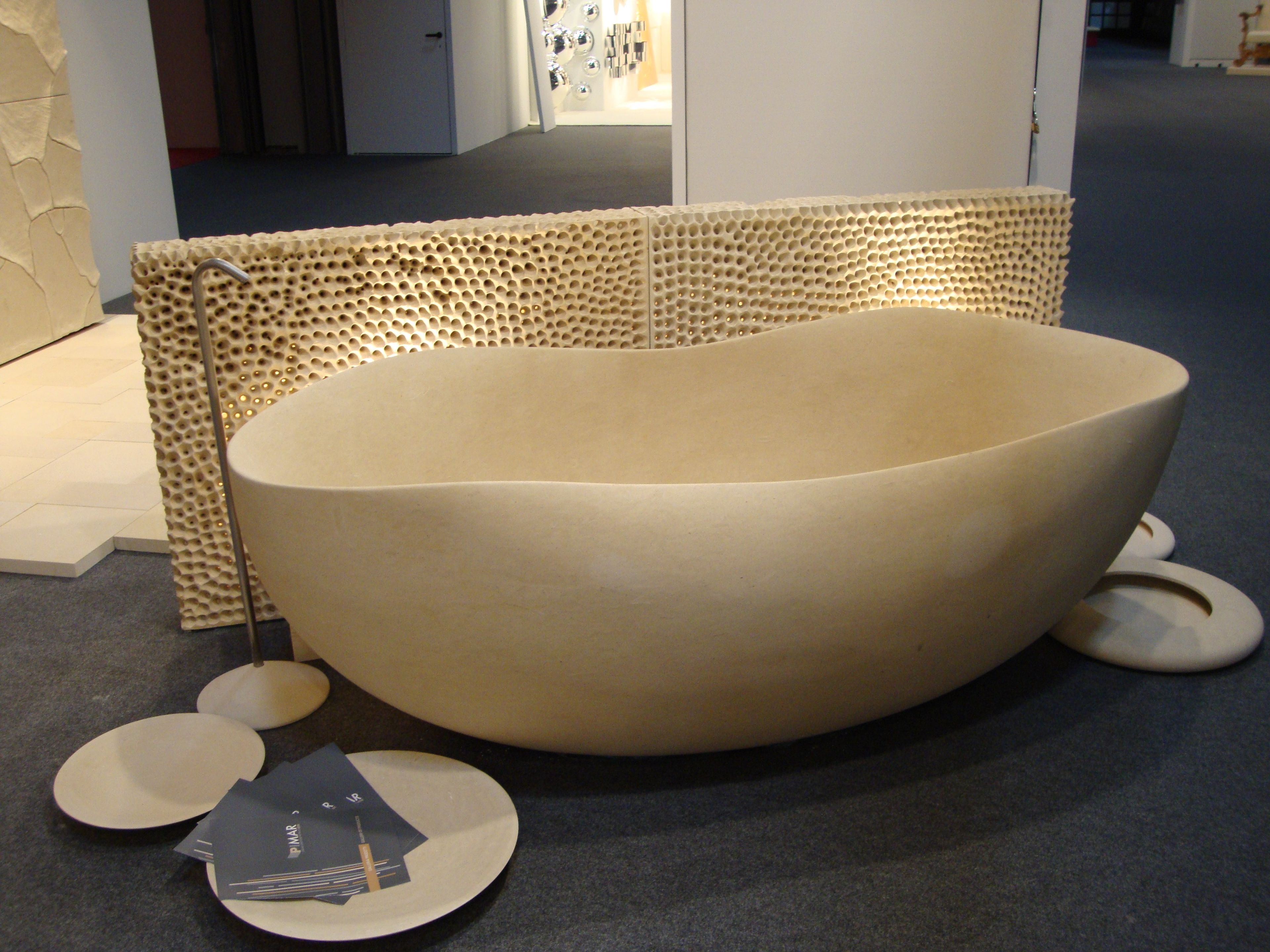 Ванна в центре комнаты из камня Лечче PIMAR V33 ARCH-00141971 - Вид №1