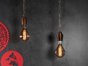 Подвесной светильник из дерева и стекла